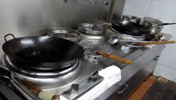 食堂燃?xì)庠罹? /> 
<h3>
	食堂燃?xì)庠罹?
</h3>
1、使用燃?xì)庠罹咔?，?yīng)先檢查所有截門(mén)是否關(guān)閉，確認(rèn)無(wú)誤后，開(kāi)啟總截門(mén)再進(jìn)行使用。<br />
2、操作時(shí)須嚴(yán)格執(zhí)行“火等氣”的原則，嚴(yán)禁先開(kāi)氣后點(diǎn)火，以防爆燃。<br />
3、點(diǎn)火時(shí)，應(yīng)先點(diǎn)燃點(diǎn)火棒，再點(diǎn)燃長(zhǎng)明火，由長(zhǎng)明火點(diǎn)燃主火孔。嚴(yán)禁違章操作。<br />
4、間斷使用時(shí)，須先確認(rèn)長(zhǎng)明火是否長(zhǎng)明，如已熄滅，須按第三條重新操作。嚴(yán)禁盲目操作而發(fā)生燃?xì)庑孤丁?br />
5、使用完畢后，應(yīng)按程序先關(guān)小截門(mén)，再關(guān)中截門(mén)，最后關(guān)閉總截門(mén)。嚴(yán)禁只關(guān)總截門(mén)而不關(guān)中、小截門(mén)。<br />
6、凡使用者必須保持灶具設(shè)備干凈整潔、完好無(wú)損，發(fā)現(xiàn)問(wèn)題及時(shí)報(bào)告。<br />
7、如發(fā)現(xiàn)燃?xì)庑孤兑⒓搓P(guān)閉總截門(mén)，迅速開(kāi)窗通風(fēng)并及時(shí)報(bào)修。<br />
8、下班時(shí)，必須檢查所有燃?xì)饨亻T(mén)、電器開(kāi)關(guān)是否關(guān)閉，確認(rèn)無(wú)誤后，方可下班離崗。<br />
<hr />
<img src=